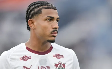 John Kennedy reencontra espaço no Fluminense e elogia Zubeldía: “Sempre busca ajudar”