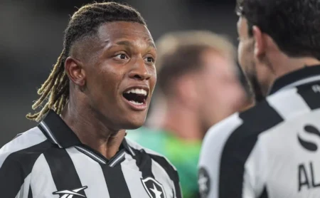 John Textor nega interesse do Palmeiras em Danilo e classifica rumor como fake news.