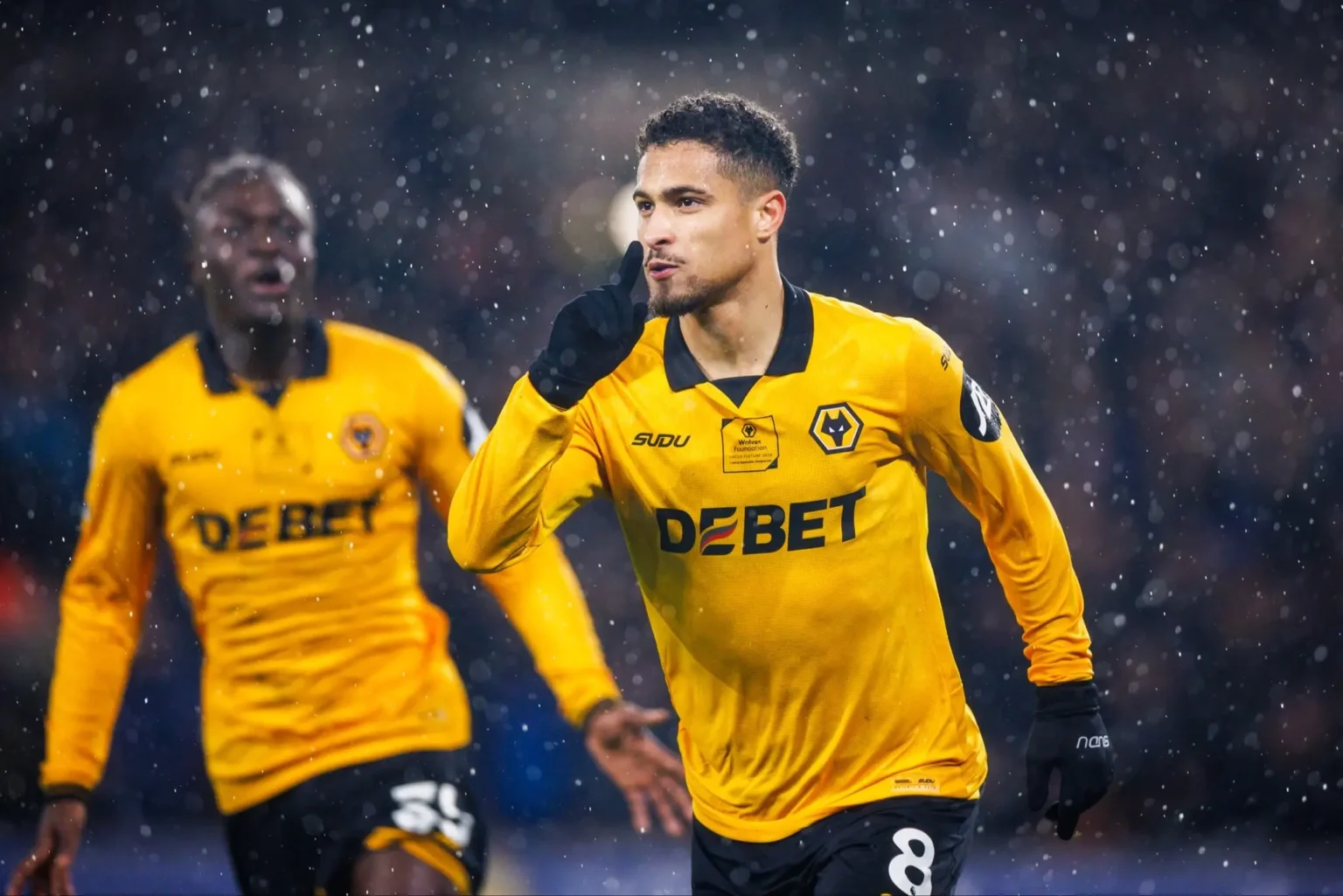 João Gomes marca golaço pelo Wolverhampton e celebra: "Seguiremos lutando"