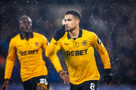 João Gomes marca golaço pelo Wolverhampton e celebra: "Seguiremos lutando"