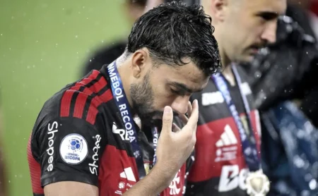 Jornal argentino ironiza Lucas Paquetá após derrota do Flamengo para o Lanús: “Revivendo o Maracanazo”