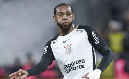 José Martínez retorna ao Corinthians após resolução de problema com passaporte