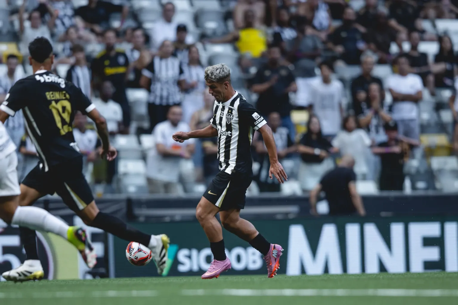 Jovem promessa do Atlético-MG sofre lesão na coxa Jovem promessa do Atlético-MG sofre lesão na coxa