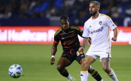 Kaick aceitaria jogar no Santos, mas diretoria decide não negociar com volante do Dallas