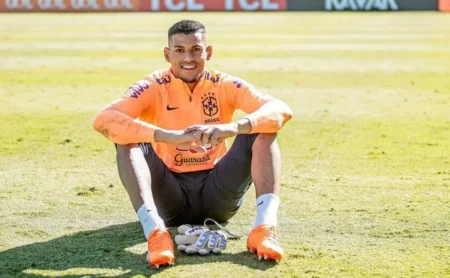 Kaique, cedido pelo Palmeiras, recebe sondagens de clubes portugueses e deseja permanecer em Portugal.