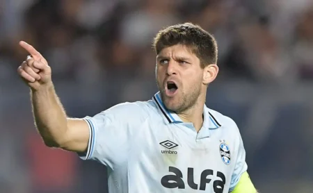 Kannemann busca mais espaço no Grêmio, mas não conta com a confiança de Luís Castro Kannemann busca mais espaço no Grêmio, mas não conta com a confiança de Luís Castro