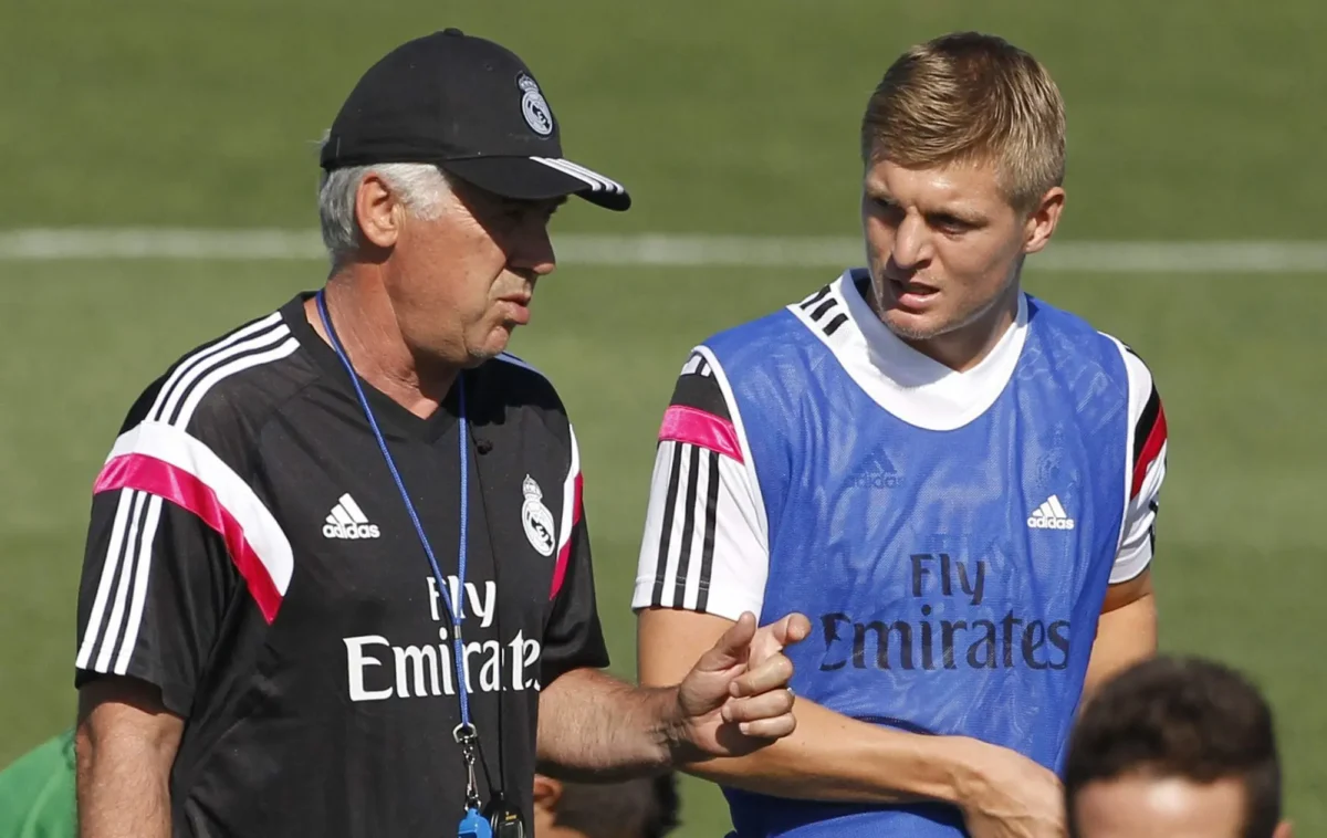 Kroos ironiza Ancelotti ao relembrar desentendimento em substituição: "É o melhor, mas a troca foi um erro"