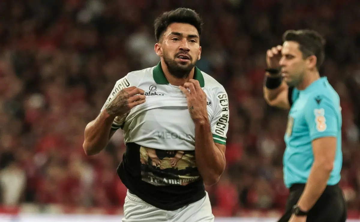 Lanús x Flamengo: Três jogadores do time argentino já vestiram a camisa de clubes brasileiros Lanús x Flamengo: Três jogadores do time argentino já vestiram a camisa de clubes brasileiros