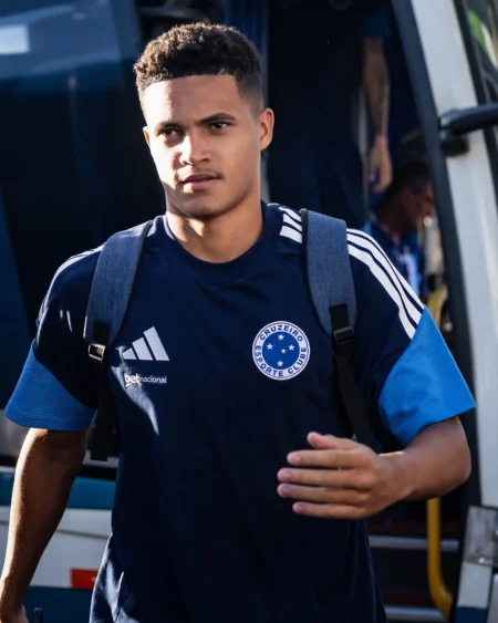 Lateral do Cruzeiro embarca para a Alemanha e desfalca treinos para a semifinal