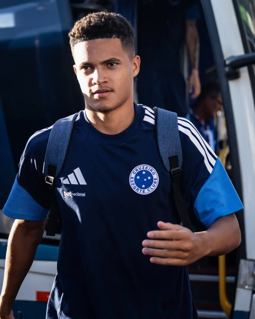 Lateral do Cruzeiro embarca para a Alemanha e desfalca treinos para a semifinal