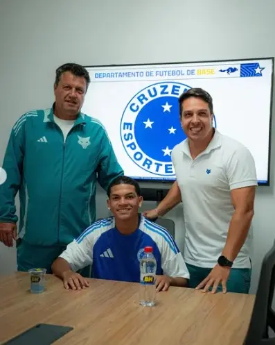 Lateral do Cruzeiro assina contrato com multa milionária; veja os detalhes Lateral do Cruzeiro assina contrato com multa milionária; veja os detalhes