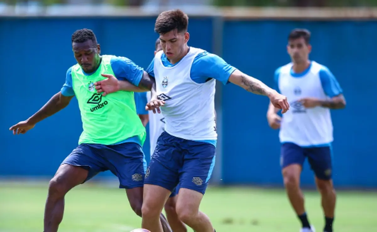 Leonel Pérez já demonstra potencial e impressiona Luís Castro no Grêmio Leonel Pérez já demonstra potencial e impressiona Luís Castro no Grêmio