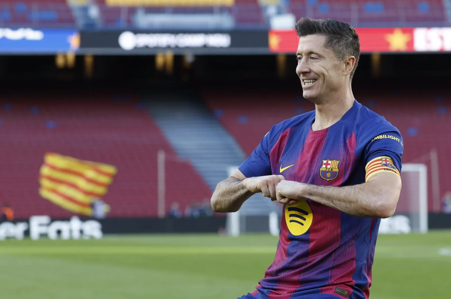 Lewandowski recebe cinco propostas, mas espera decisão do Barcelona