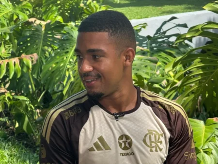 Lino rebate cobranças, confia na recuperação do Flamengo e nega crise: "Cabeça em paz"