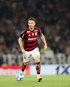Léo Ortiz se destaca em assistências e lidera ranking de zagueiros no Brasileiro desde que chegou ao Flamengo