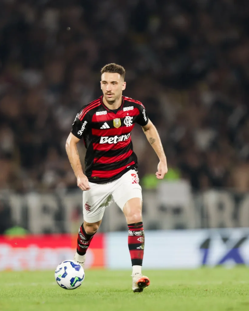 Léo Ortiz se destaca em assistências e lidera ranking de zagueiros no Brasileiro desde que chegou ao Flamengo