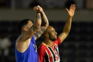 Lucas defende árbitra e pede apoio à arbitragem após vitória do São Paulo Lucas defende árbitra e pede apoio à arbitragem após vitória do São Paulo