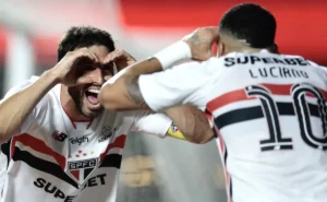 Lucas e Calleri decidem, e São Paulo vence o Grêmio para assumir a liderança do Brasileirão