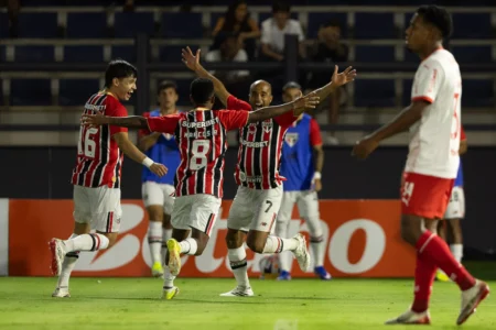 Lucas Moura: Retomada no São Paulo e reencontro com o gramado sintético Lucas Moura: Retomada no São Paulo e reencontro com o gramado sintético
