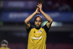 Lucas Moura busca igualar marcas do PSG em retorno ao São Paulo