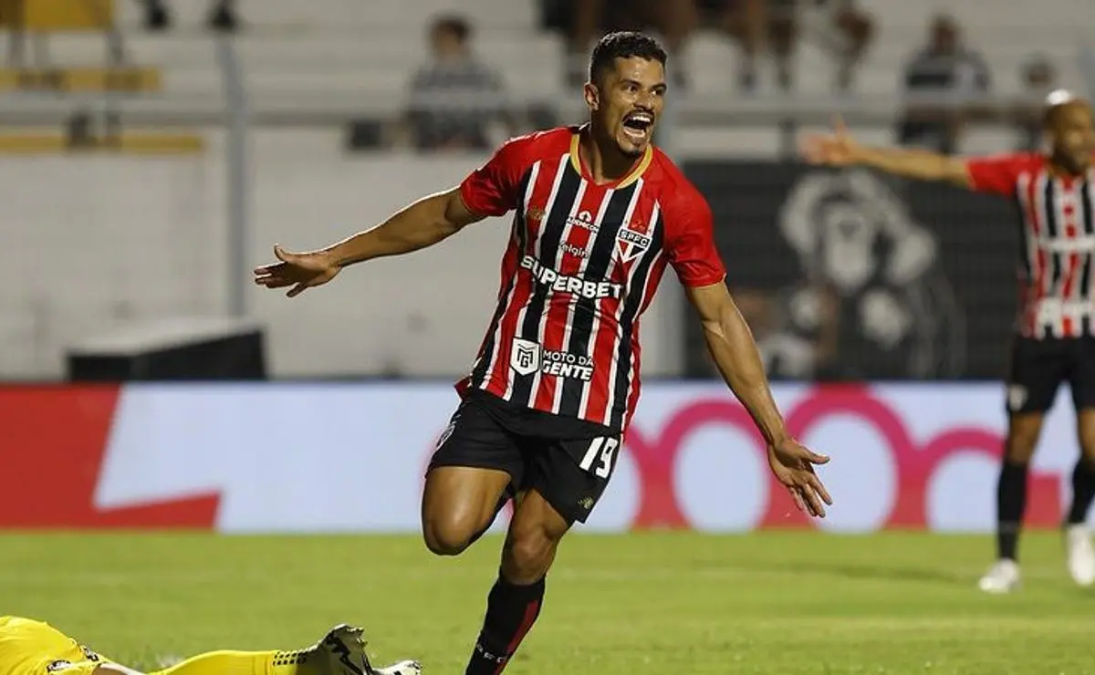 Lucas Ramon: Destaque em Atuação Ofensiva e Defensiva no São Paulo Lucas Ramon: Destaque em Atuação Ofensiva e Defensiva no São Paulo