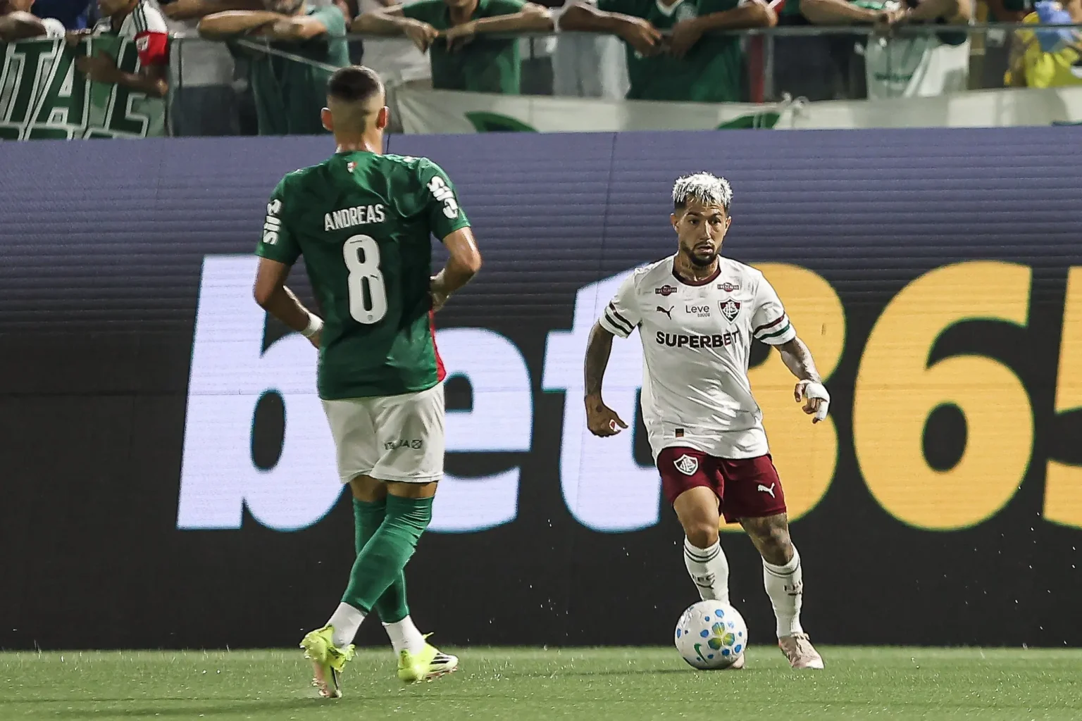 Lucho Acosta sente lesão na coxa e é substituído em Palmeiras x Fluminense; veja o lance