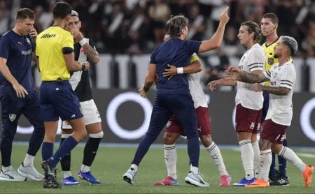 Luis Zubeldía é expulso, invade o campo e é contido por jogadores do Fluminense