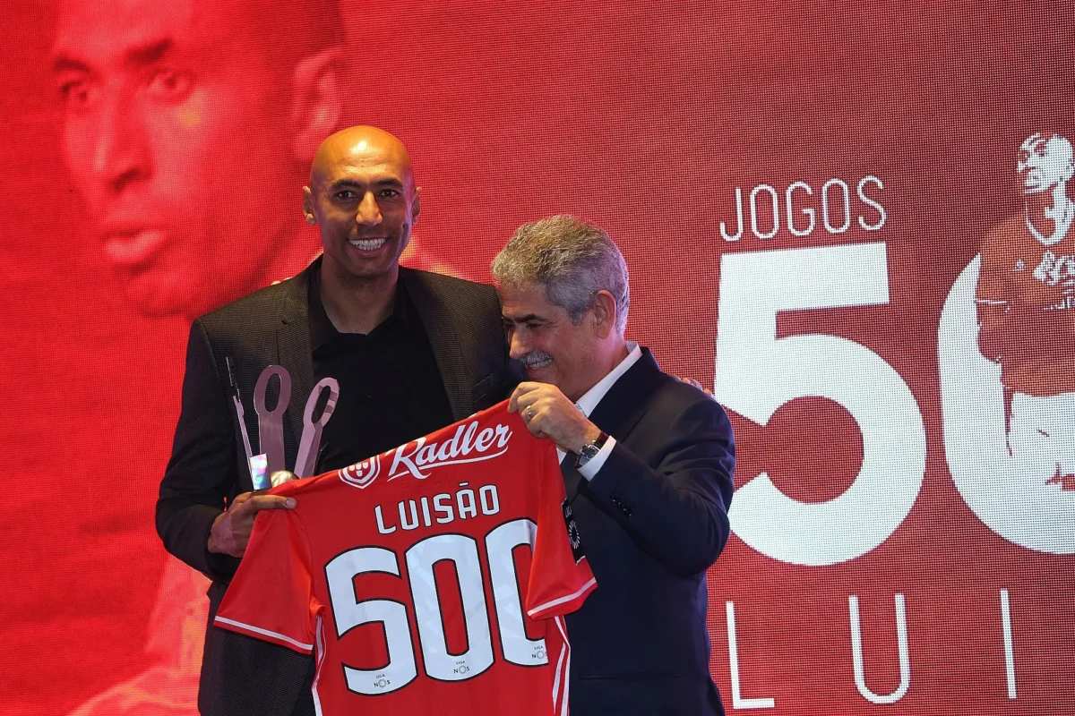 Luisão, recordista de títulos pelo Benfica, denuncia racismo ao defender Vini Jr.: Xingado de macaco Luisão, recordista de títulos pelo Benfica, denuncia racismo ao defender Vini Jr.: "Xingado de macaco"