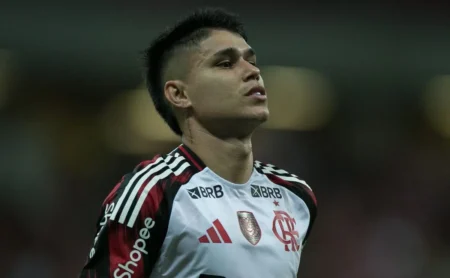 Luiz Araújo sofre faltas constantes e é alvo de marcação cerrada contra o Lanús