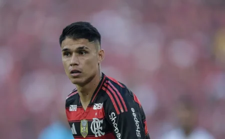 Luiz Araújo define futuro e afasta rumores de saída do Flamengo