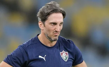 Luiz Zubeldía explica ausência de Savarino no Fluminense após desconforto no treino: “Para evitar lesão” Luiz Zubeldía explica ausência de Savarino no Fluminense após desconforto no treino: “Para evitar lesão”