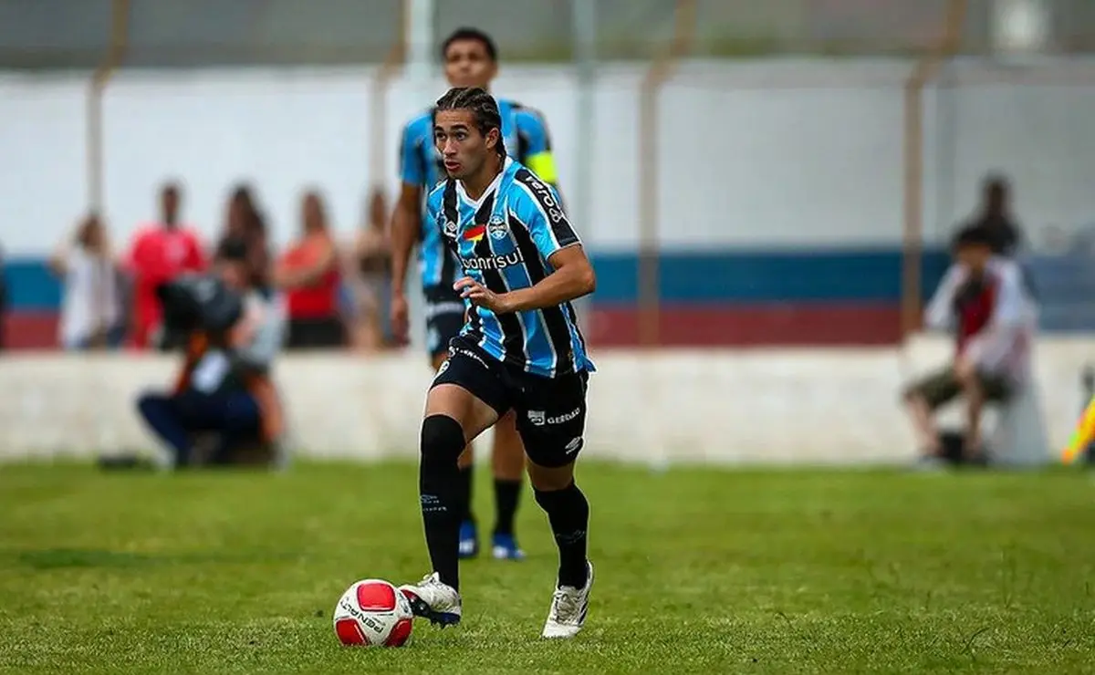 Luís Castro deve dar chance a joia da base do Grêmio, observada pelo Flamengo, com Pedro Gabriel no profissional. Luís Castro deve dar chance a joia da base do Grêmio, observada pelo Flamengo, com Pedro Gabriel no profissional.