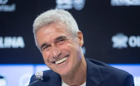 Luís Castro reage à notícia sobre Paulo Henrique e Grêmio mantém esperança por Vasco Luís Castro reage à notícia sobre Paulo Henrique e Grêmio mantém esperança por Vasco