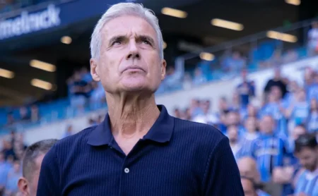 Luís Castro enfrenta desafios para definir a defesa do Grêmio no Gre-Nal. Luís Castro enfrenta desafios para definir a defesa do Grêmio no Gre-Nal.