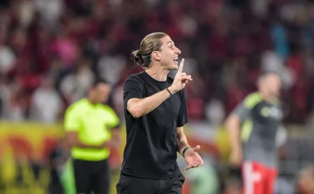 Luís Castro solicita meio-campista do Flamengo e Filipe Luís impede saída de Everton Araújo