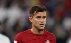 Luís Castro solicita a contratação de Otávio, e Grêmio negocia com o meia para junho.