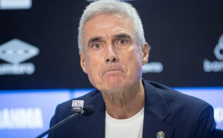 Luís Castro solicita: Grêmio busca reforços para meio-campo, ataque e lateral-direito.