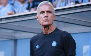 Luís Castro lamenta expulsão e derrota do Grêmio para o São Paulo fora de casa