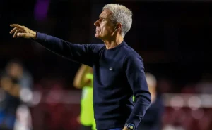Luís Castro tem apoio de jogadores e direção do Grêmio após derrota para o São Paulo