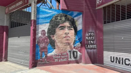 Maradona e o Lanús: a razão por trás da presença do ídolo fora do estádio contra o Flamengo