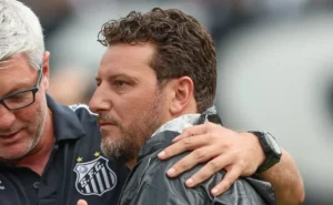 Marcelo Teixeira convida Elano para projeto da base do Santos; Quaresma é pego de surpresa