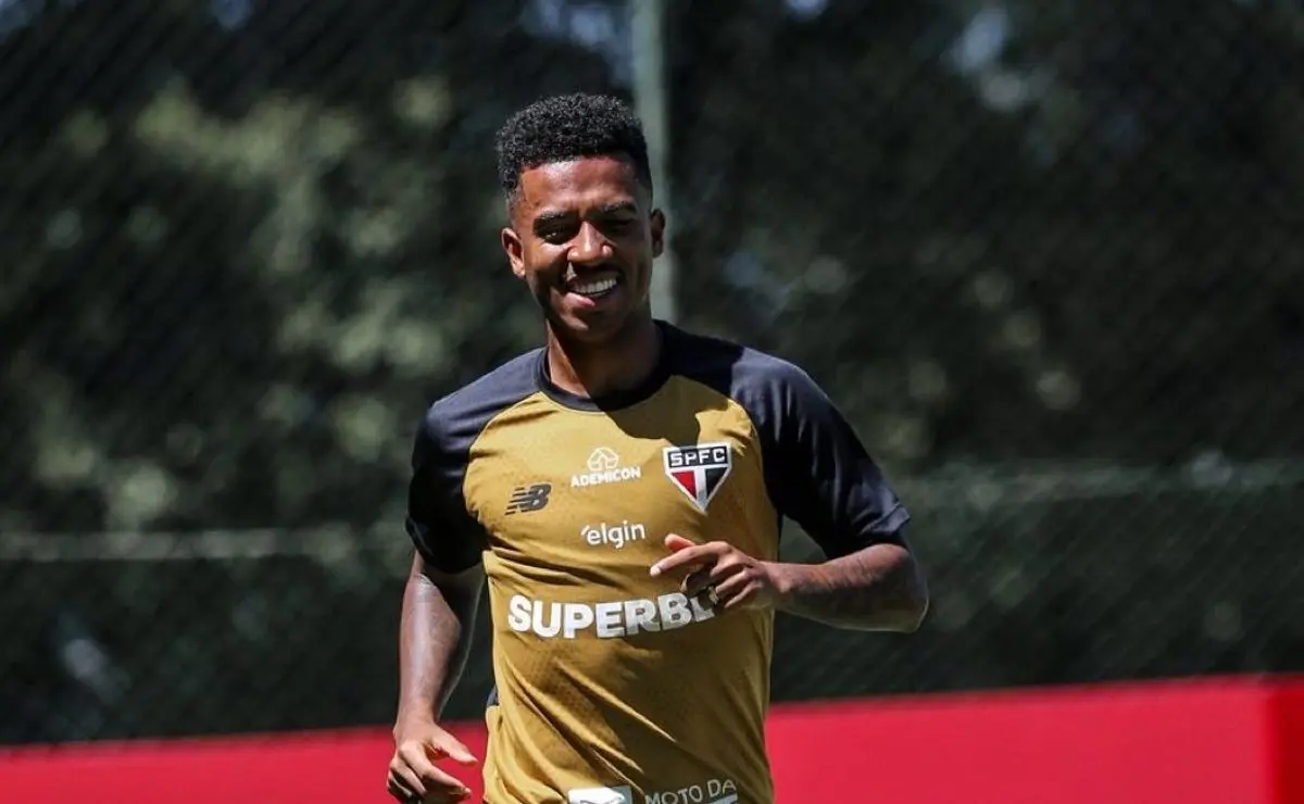 Marcos Antônio renova contrato com o São Paulo até 2030, apesar do interesse do Flamengo.