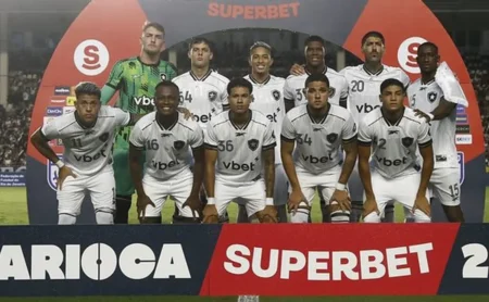 Marquinhos se desculpa após expulsão em Vasco x Botafogo: “Excesso de vontade me fez errar”