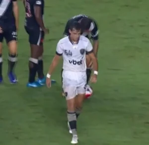 Marquinhos, do Botafogo, pede desculpas por expulsão: "Excesso de vontade me fez errar"