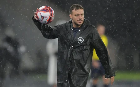 Martin Anselmi não corrige o Botafogo no intervalo, e time perde para o Fluminense