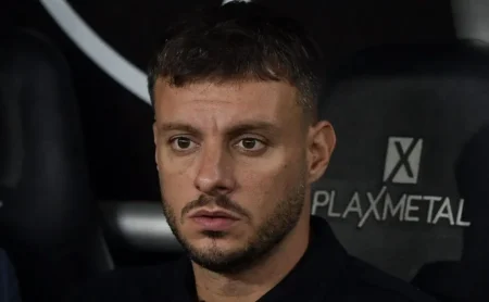 Martín Anselmi não corrige falhas, Botafogo sofre revés no segundo tempo contra o Grêmio