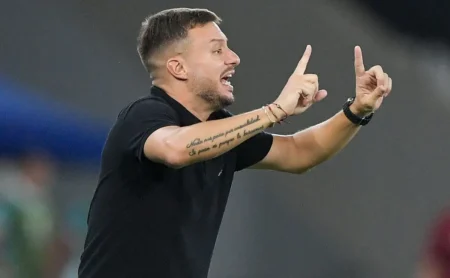 Martín Anselmi decide no primeiro tempo, Botafogo oscila, mas avança na Libertadores