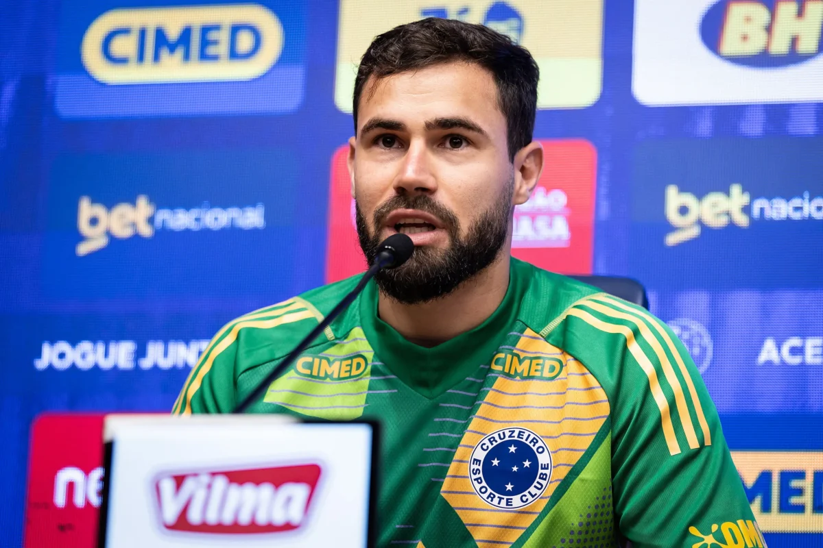 Matheus Cunha explica como a urgência com a esposa influenciou sua saída antecipada do Flamengo para o Cruzeiro