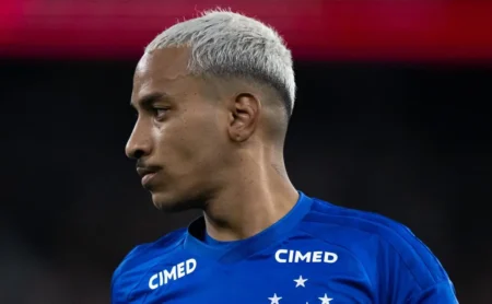 Matheus Pereira marca golaço em Cruzeiro x Coritiba e recebe homenagens da torcida cruzeirense na web