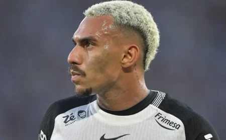 Matheuzinho provoca Flamengo com dancinha de Paquetá após título do Corinthians na Supercopa